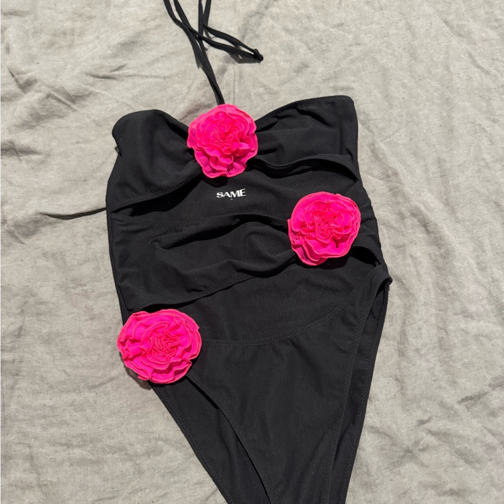 SAME Rose cut out one piece